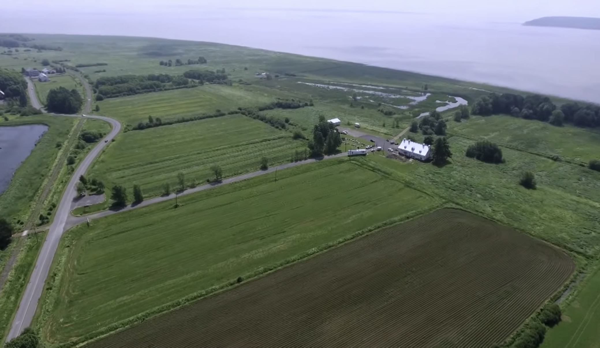 Vue aérienne de La Grande Ferme, de ses champs et du fleuve Saint-Laurent.