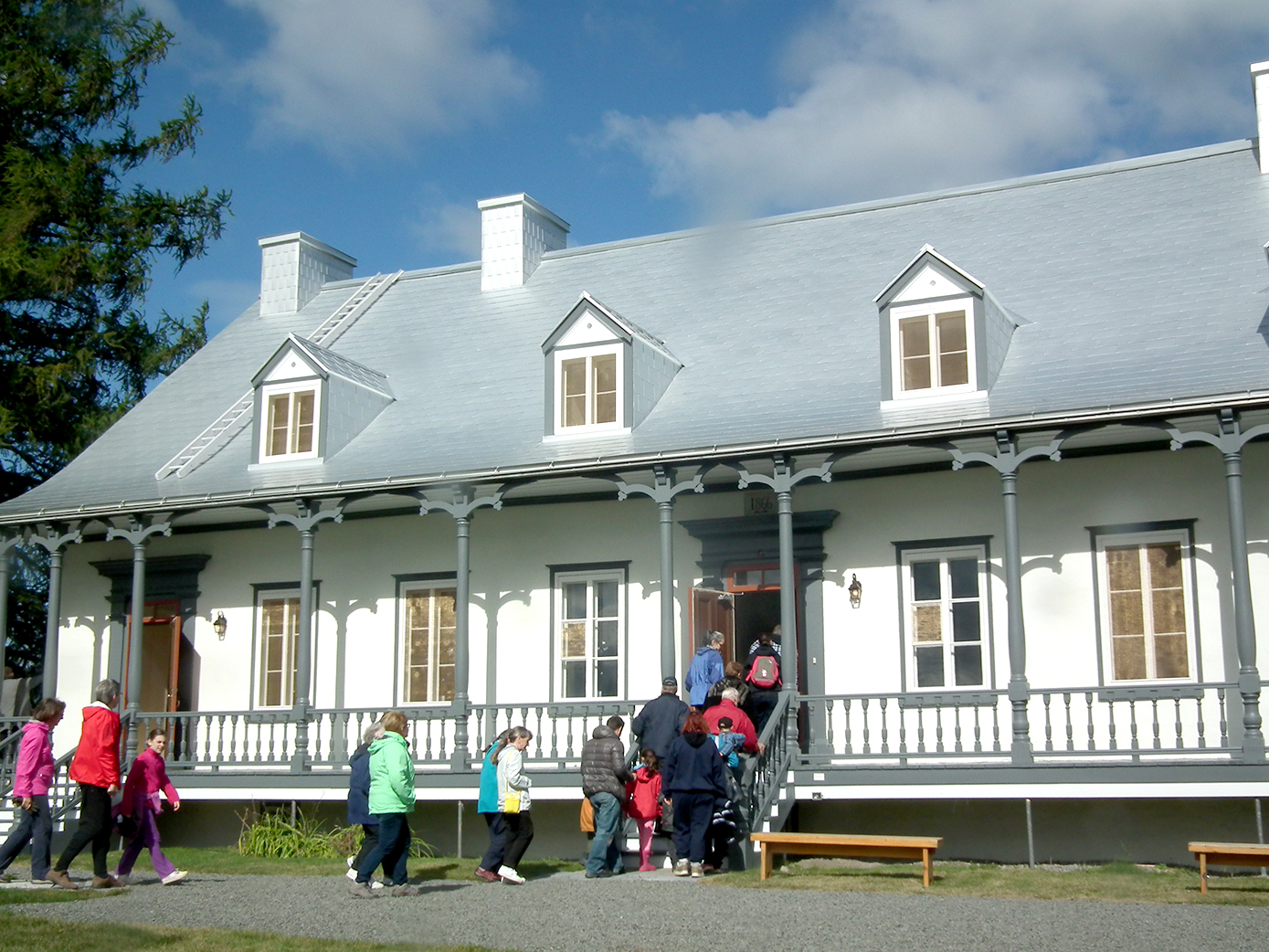 La maison de La Grande Ferme et sa galerie, au pied du Cap Tourmente
